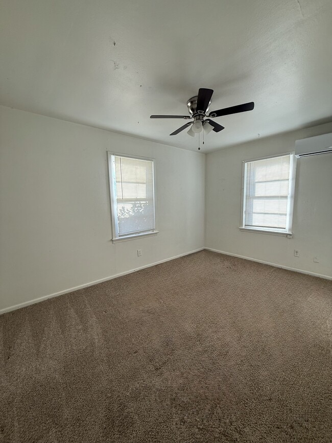 Building Photo - 105 N Avenue U