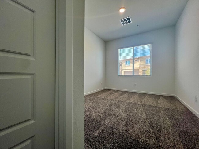 Building Photo - Stunning Newly Built 4-Bedroom, 3-Bathroom Home in Henderson