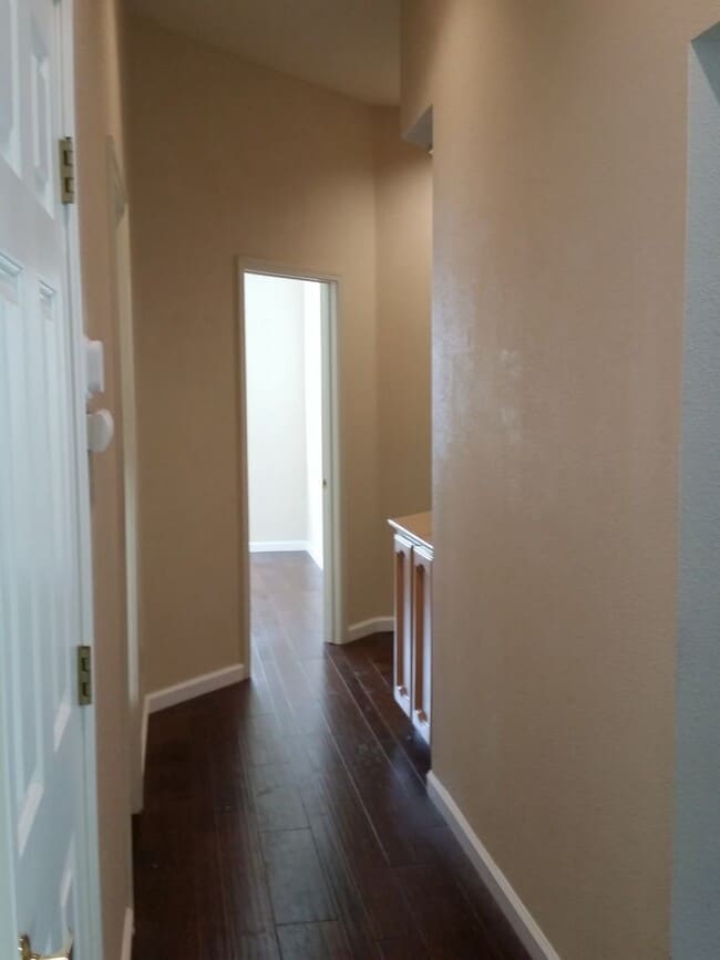 Building Photo - Charming 3-Bedroom Home in Folsom – Availa...