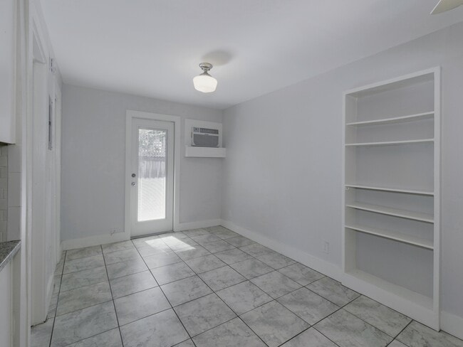 Building Photo - 2808 Clinton St S