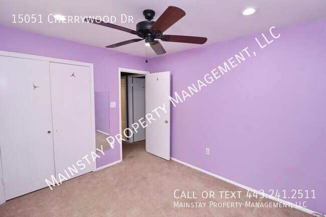 Building Photo - Updated End Unit Townhome W/ Fenced in Yard!