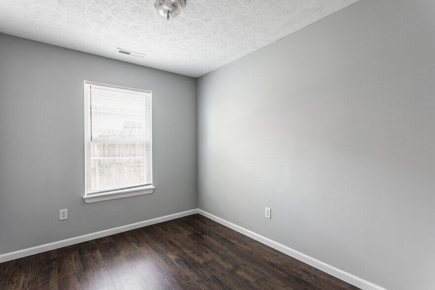 Building Photo - 2329 N Kenwood Ave