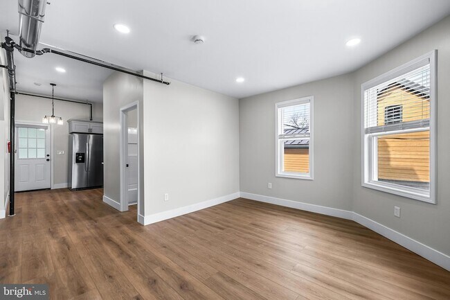 Building Photo - 320 W King St