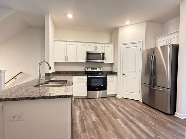 Building Photo - 3 Bedrooms 1 Garage & Open space one the Main Floor