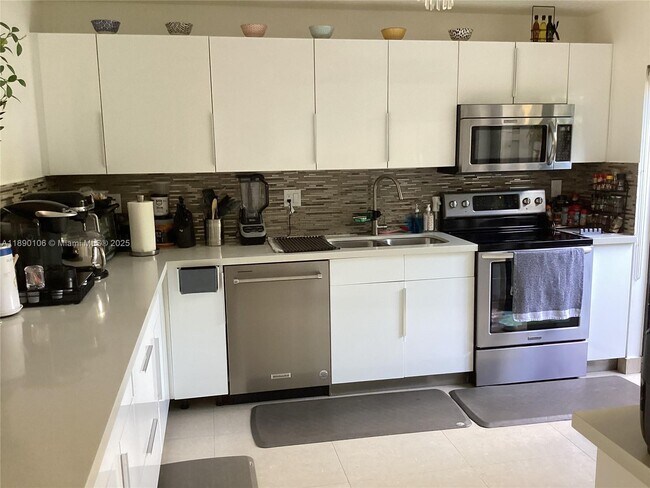 Building Photo - 460 Poinciana Island Dr