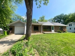 Building Photo - 2 Bedroom/1BA PLUS Garage -  Close to the ...