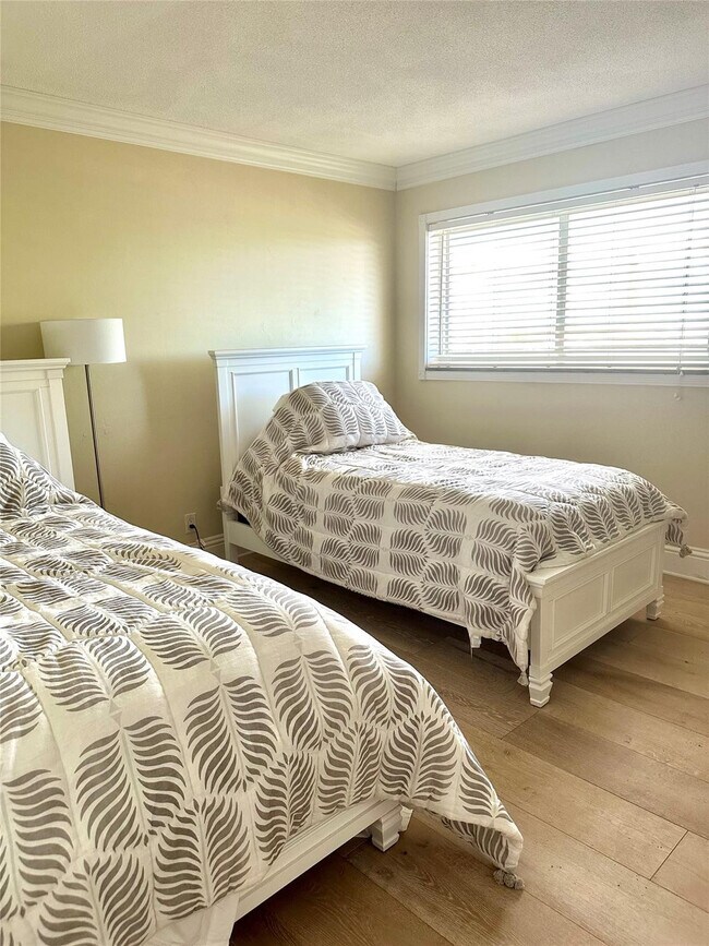 Building Photo - 1169 Hillsboro Mile