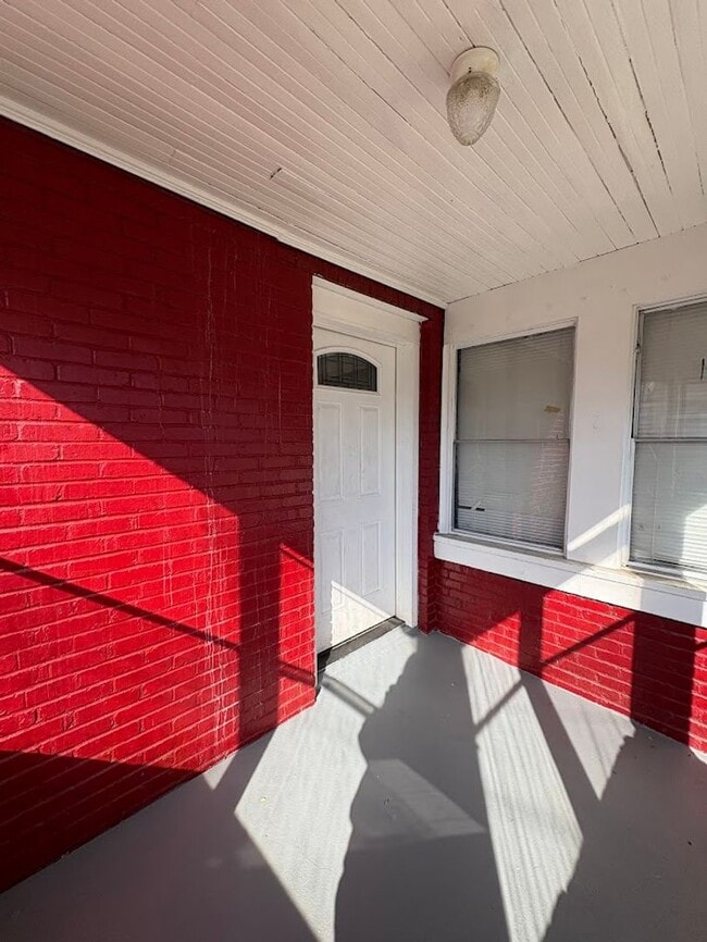 Building Photo - Three bedroom one bathroom townhouse for rent