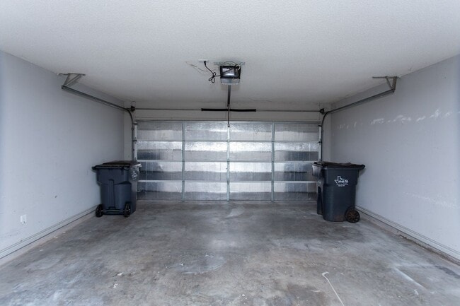Building Photo - Spacious 2 Bedroom Home!