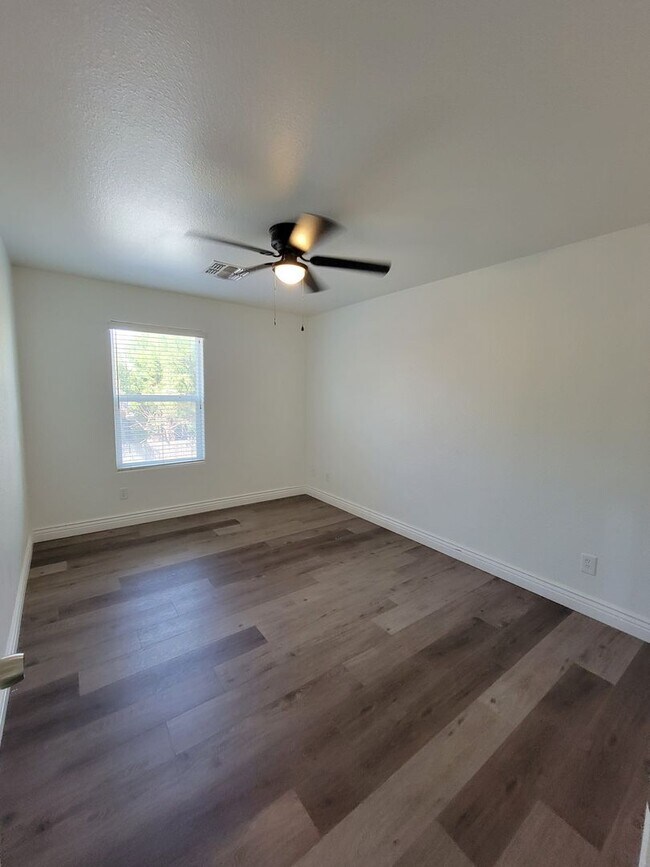 Building Photo - 4 Bedroom 2 Bathroom Home Close to Shopping and Restaurants!!