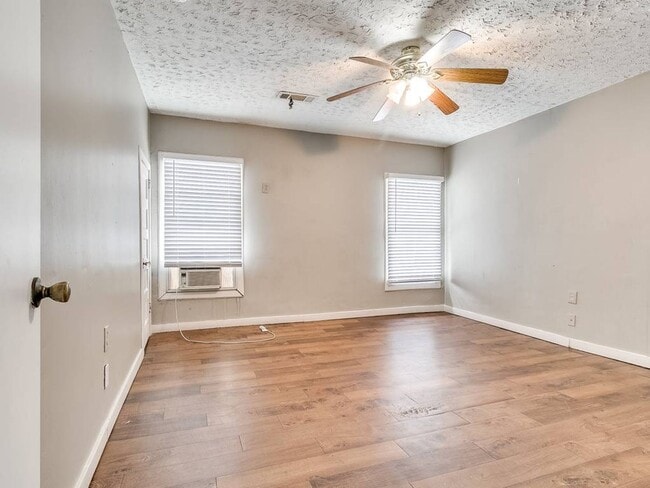 Building Photo - Cute Duplex - Upper Unit!