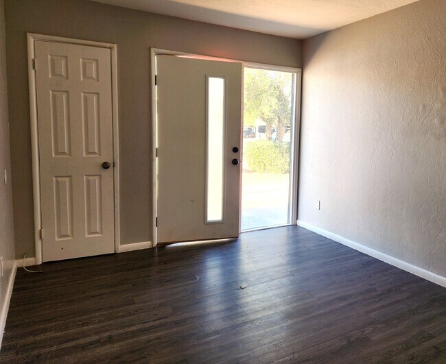 Building Photo - AFFORDABLE & UPDATED PHOENIX LIVING – PRIME LOCATION 1 BEDROOM OWENR OFFERING $500 GIFT CARD SUCC...