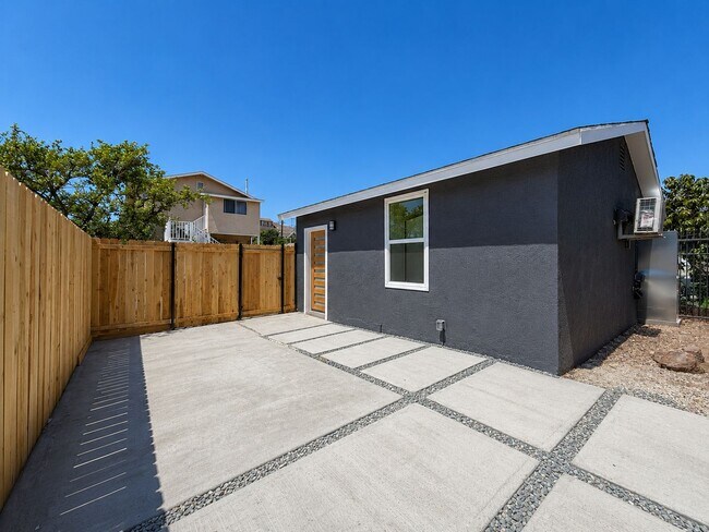 Building Photo - 446 Camulos St