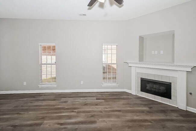 Building Photo - 5370 Russell Dr