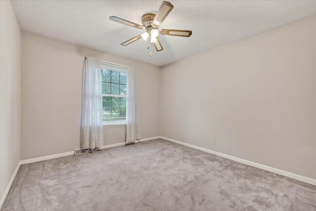 Building Photo - 2 Bedroom Dog Friendly Home For Rent With Large Bonus Room!