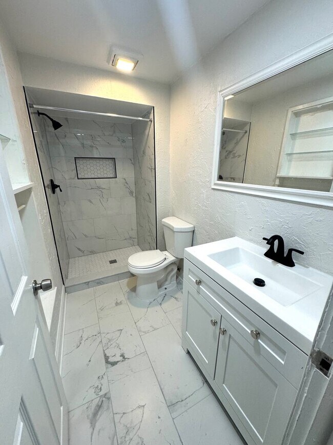 Building Photo - Charming 2-Bed/2-Bath Home for Rent in Gulf Gate-Sarasota, FL!