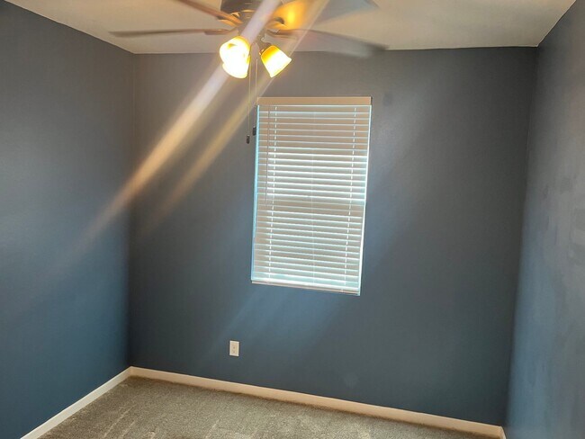 Building Photo - 14052 W Valentine St