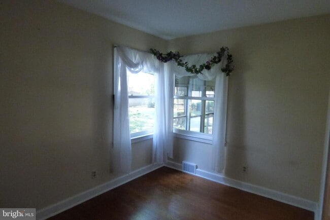 Building Photo - 430 Moul Ave