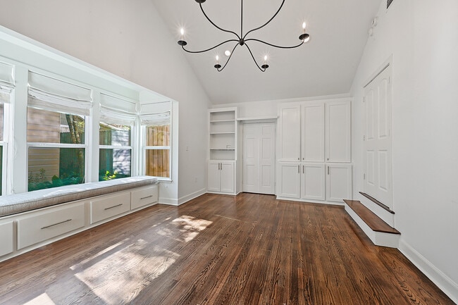 Building Photo - 1566 Country Club Dr