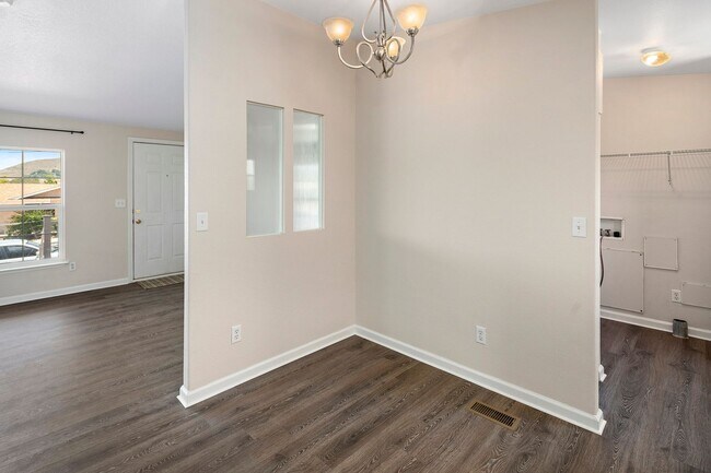 Building Photo - 307 N Poe St