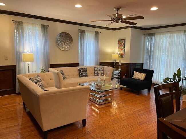 Building Photo - 452 N Post Oak Ln