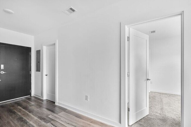 Building Photo - 525 Parkway Dr NE
