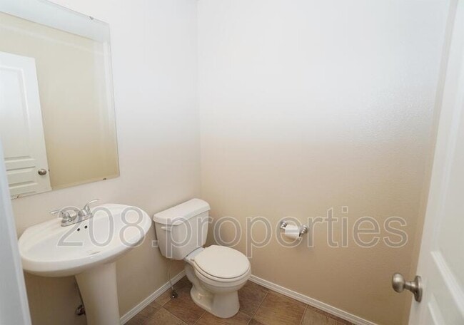 Building Photo - 1556 Gold St