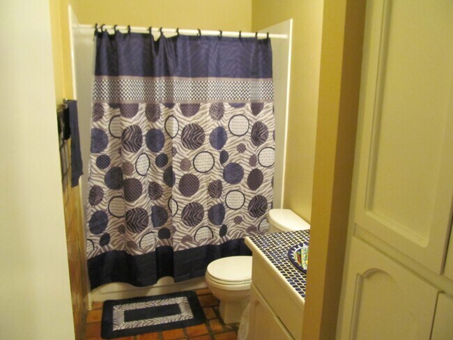 Building Photo - 2BR/2BA HOME W/ 2 CAR GARAGE AND COMMUNITY POOL