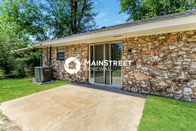 Building Photo - 3 Bedroom Pet-Friendly Home in Midwest City, OK with Main Street Renewal