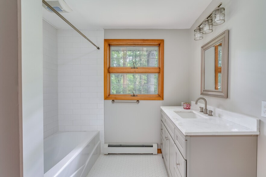 2nd Floor Bath - 108 Stafford Dr