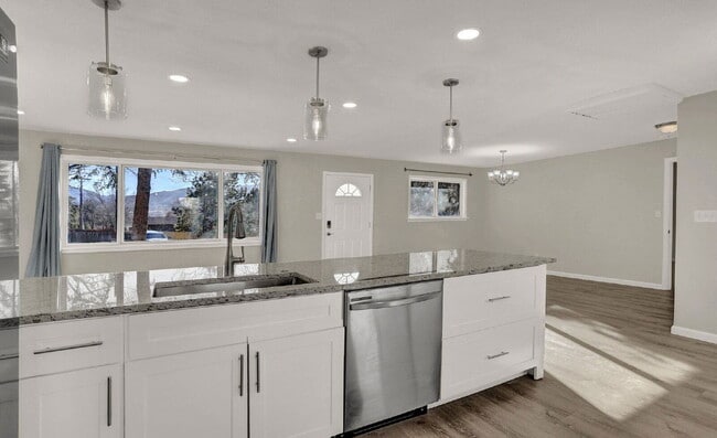 Building Photo - 817 Westmoor Dr