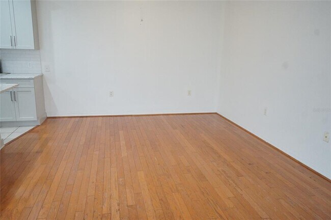 Building Photo - 402 S Willow Ave