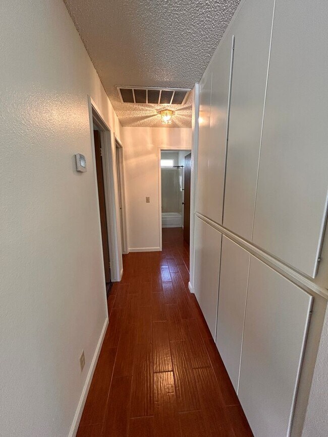 Building Photo - Cute home for rent in Visalia!