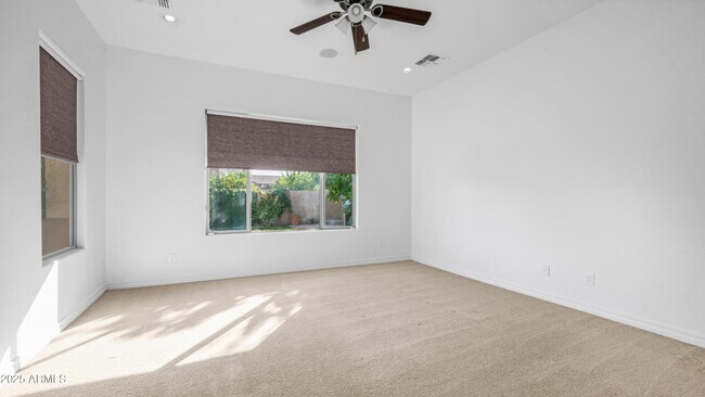 Building Photo - 561 W Yellowstone Way