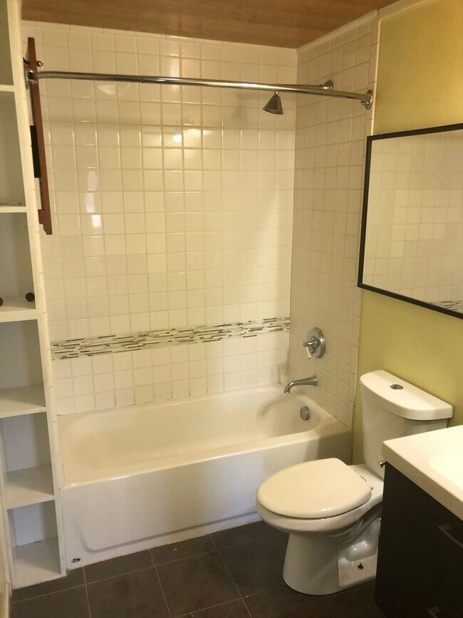 Building Photo - Charming 3 Bed/1 Bath Home in Downtown New...