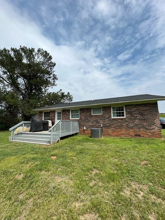 Building Photo - 3 bedroom/1 bathroom home in Central, SC