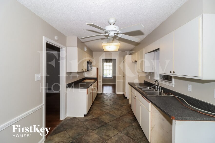 Building Photo - 5299 Twin Woods Ave