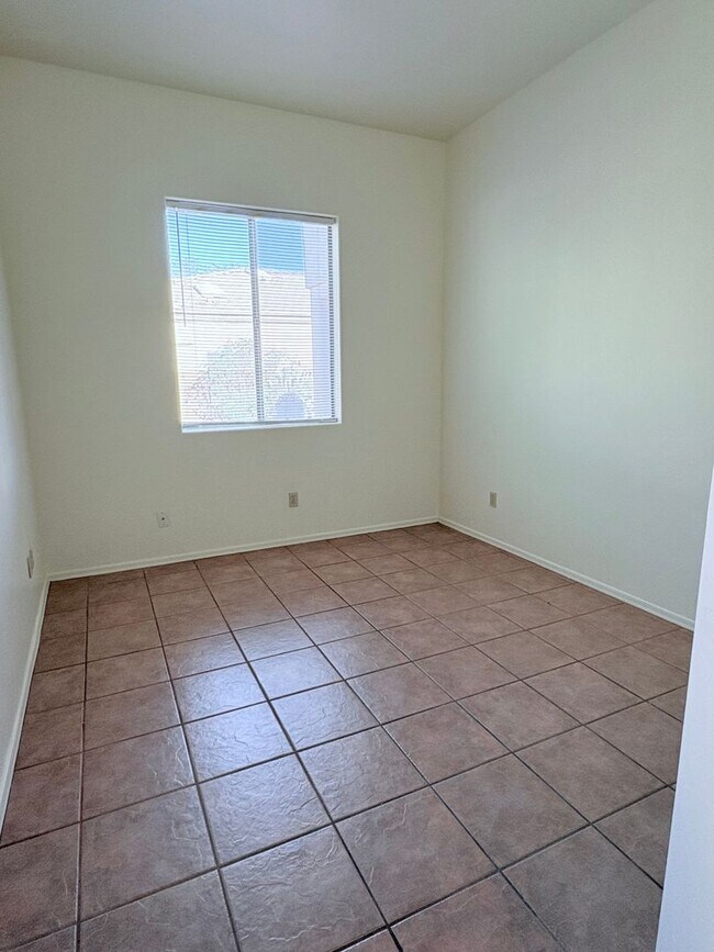 Building Photo - *AVAILABLE NOW* Gorgeous 3 bed/2 bath home in private gated Tanque Verde community!!!