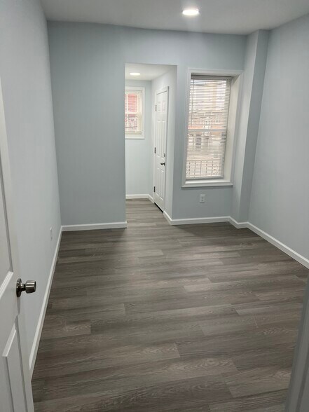 Building Photo - 1806 67th Ave