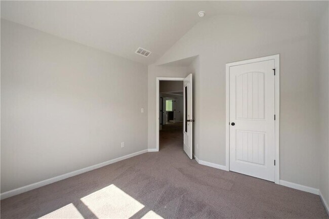 Building Photo - 4910 Belcrest Way