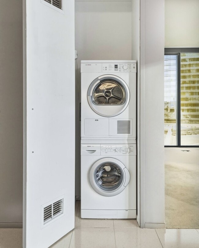 Building Photo - Veer Towers 602W-Strip and CityCenter Views form this Stunning 2Bd/2Ba Residence