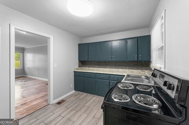 Building Photo - 147 Burnside St