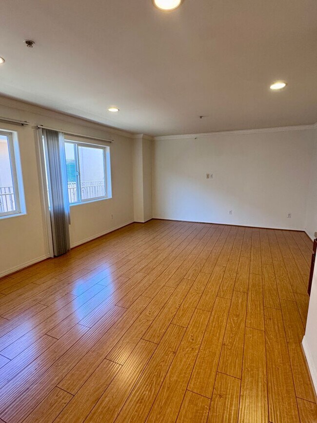 Building Photo - 3 Bedroom 2 Bath Penthouse condo in Van Nuys