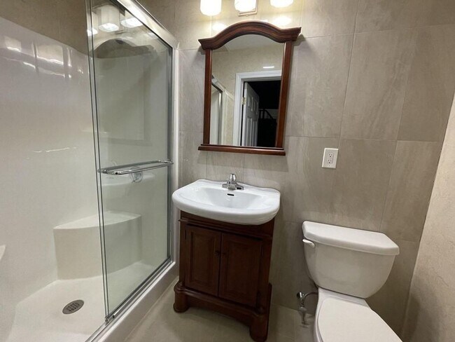 Building Photo - Gorgeous Garden Level 1-Bed with Laundry in Unit