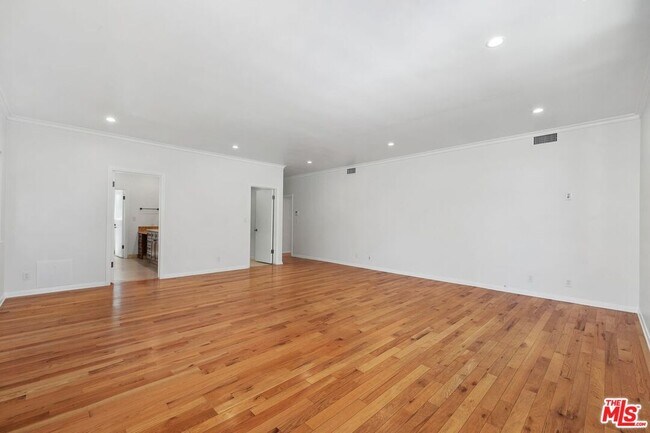 Building Photo - 517 Elm Dr