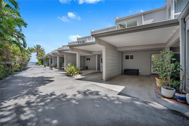 Building Photo - 6011 N Bayshore Dr