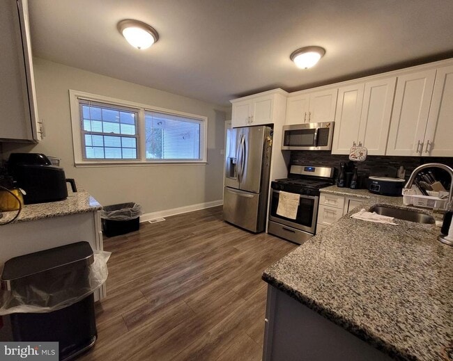 Building Photo - 302 Iris Rd