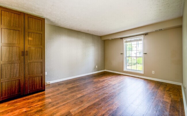 Building Photo - Updated two-bedroom, two-bathroom condo in...
