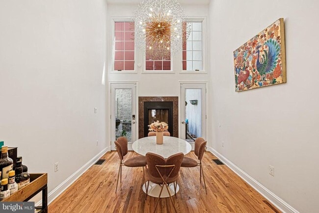 Building Photo - 427 S Eden St