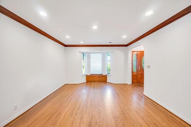Building Photo - 18 Parkside Dr